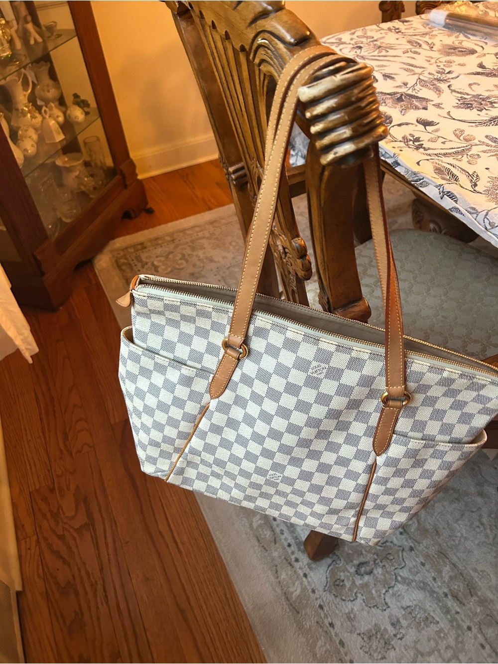 Louis Vuitton totally mm .. White and Beige Damier Azur Tote - Picture 2 of 12